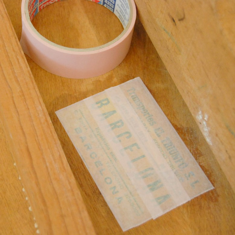 Transformar una mesa antigua pintando en blanco