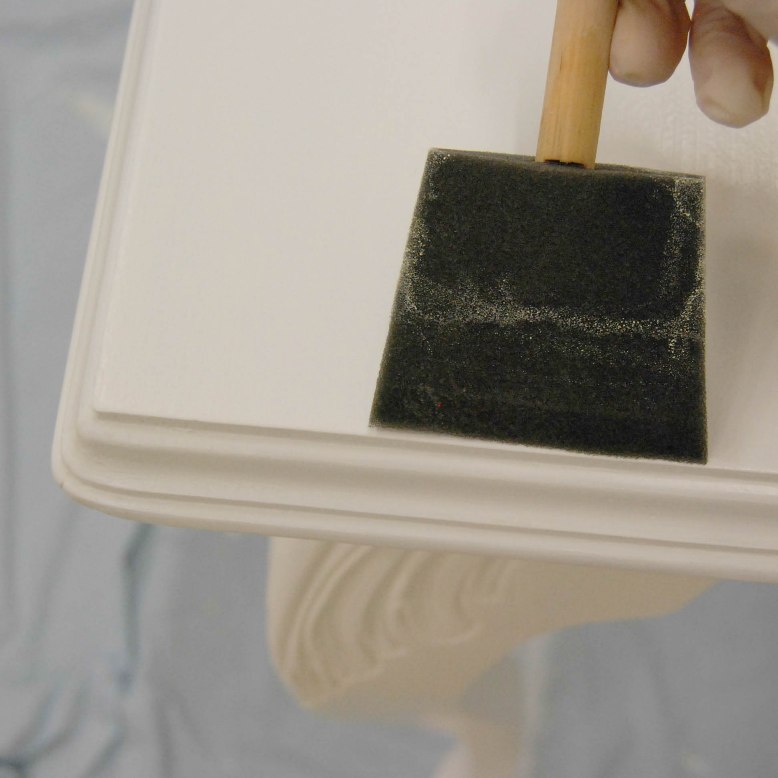 Transformar una mesa antigua pintando en blanco