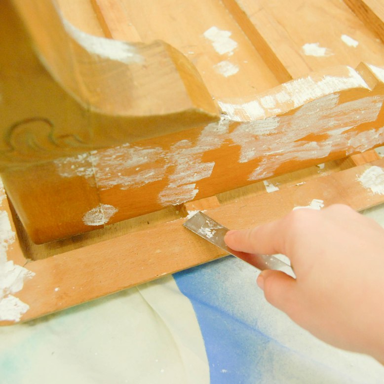 Transformar una mesa antigua pintando en blanco