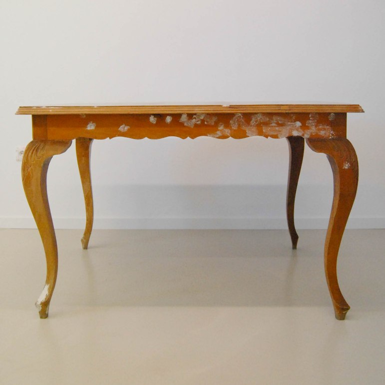 Transformar una mesa antigua pintando en blanco