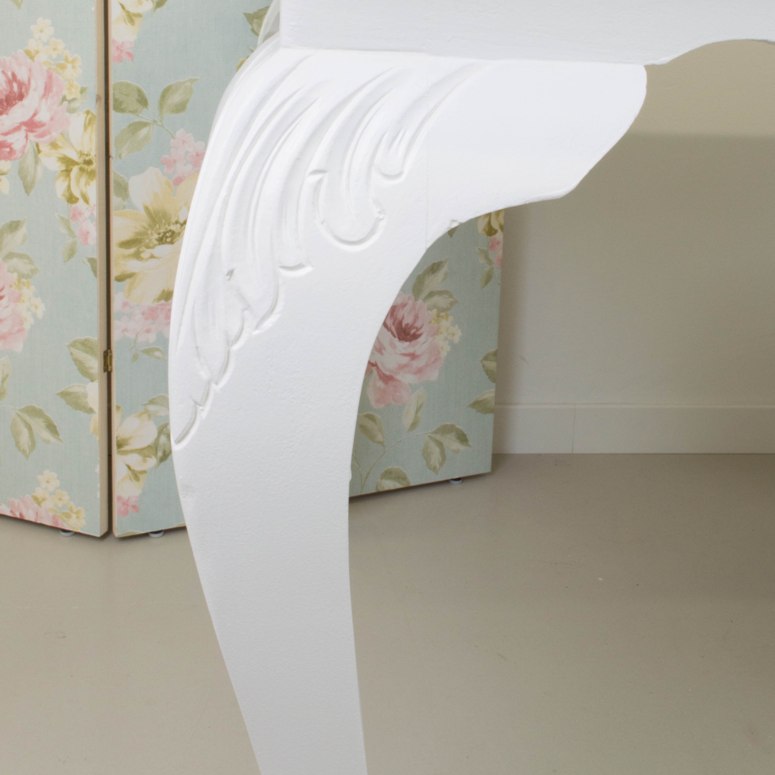 Transformar una mesa antigua pintando en blanco