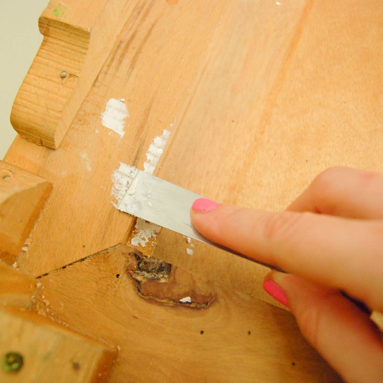 Transformar una mesa antigua pintando en blanco