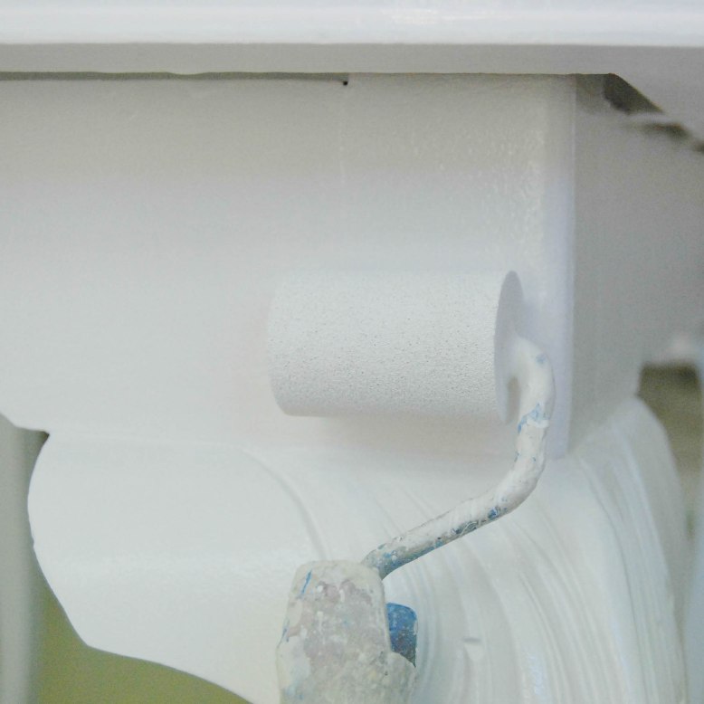 Transformar una mesa antigua pintando en blanco