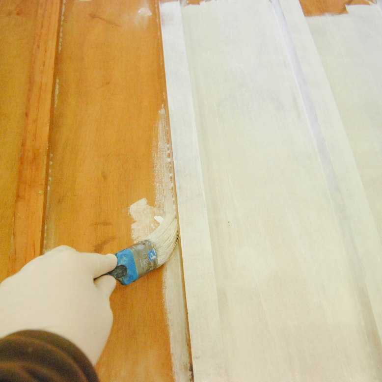 Transformar una mesa antigua pintando en blanco