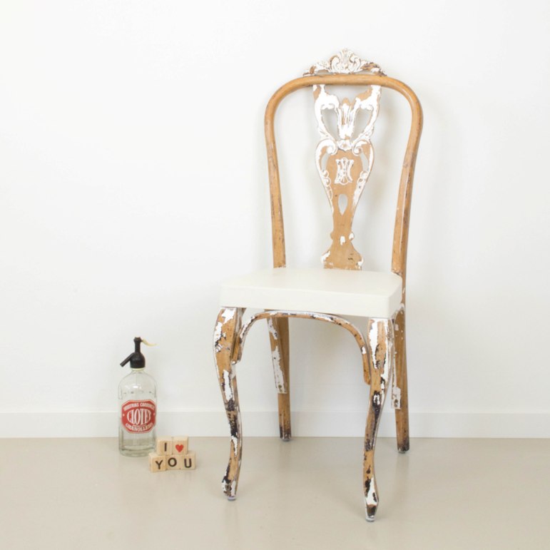 Volver al origen: transformar una silla quitando pintura