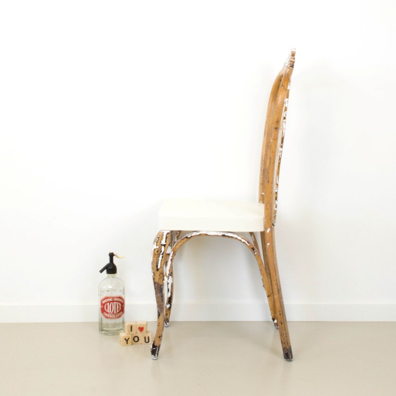 Volver al origen: transformar una silla quitando pintura