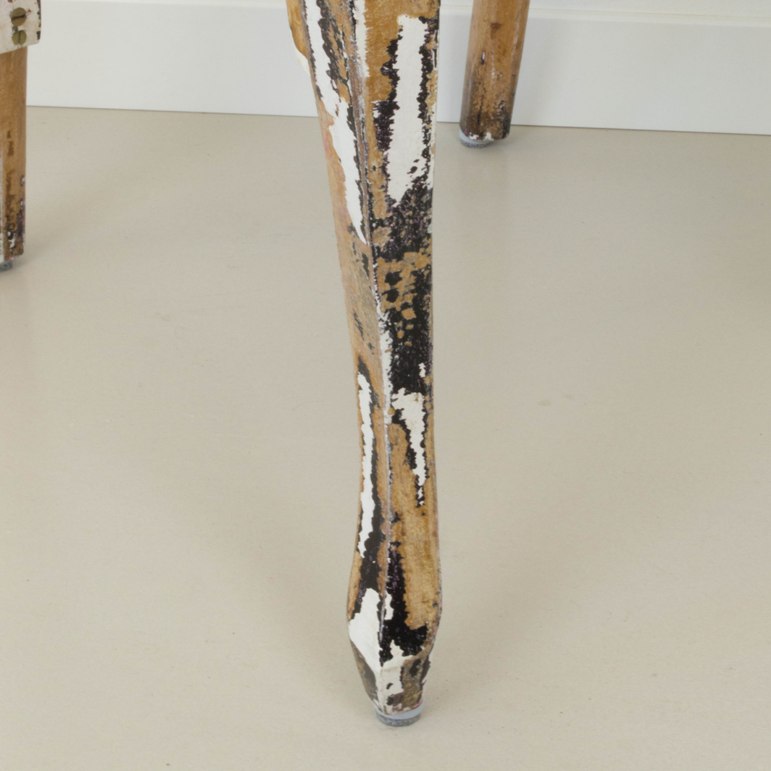 Volver al origen: transformar una silla quitando pintura