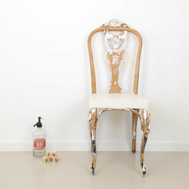 Volver al origen: transformar una silla quitando pintura