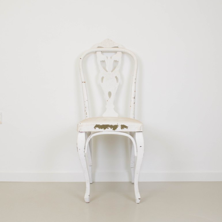 Volver al origen: transformar una silla quitando pintura