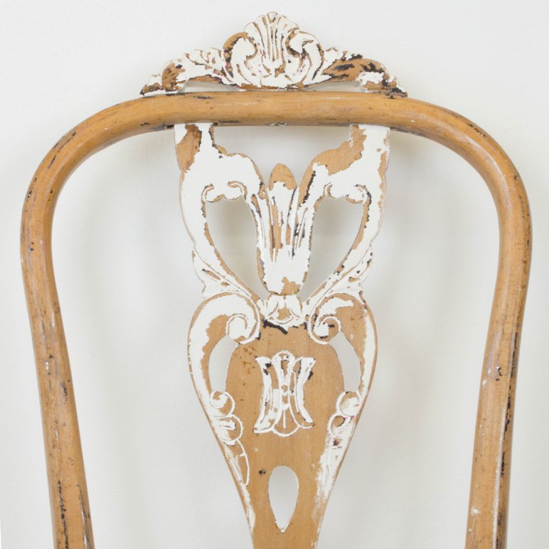 Volver al origen: transformar una silla quitando pintura