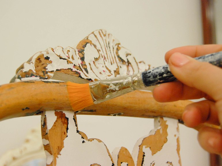 Volver al origen: transformar una silla quitando pintura