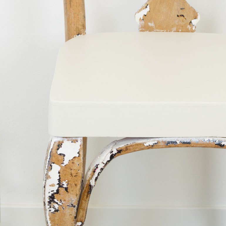 Volver al origen: transformar una silla quitando pintura