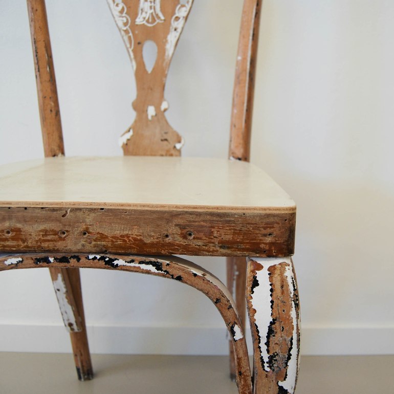 Volver al origen: transformar una silla quitando pintura