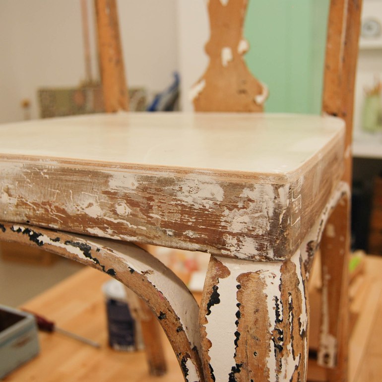 Volver al origen: transformar una silla quitando pintura