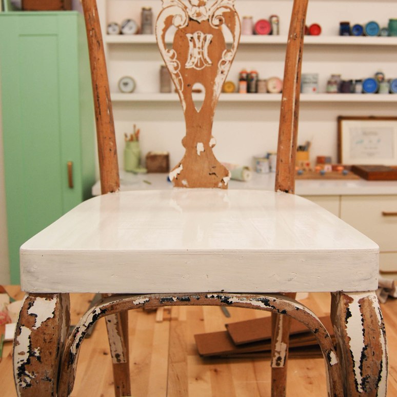 Volver al origen: transformar una silla quitando pintura