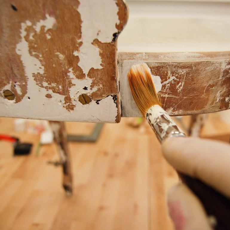Volver al origen: transformar una silla quitando pintura