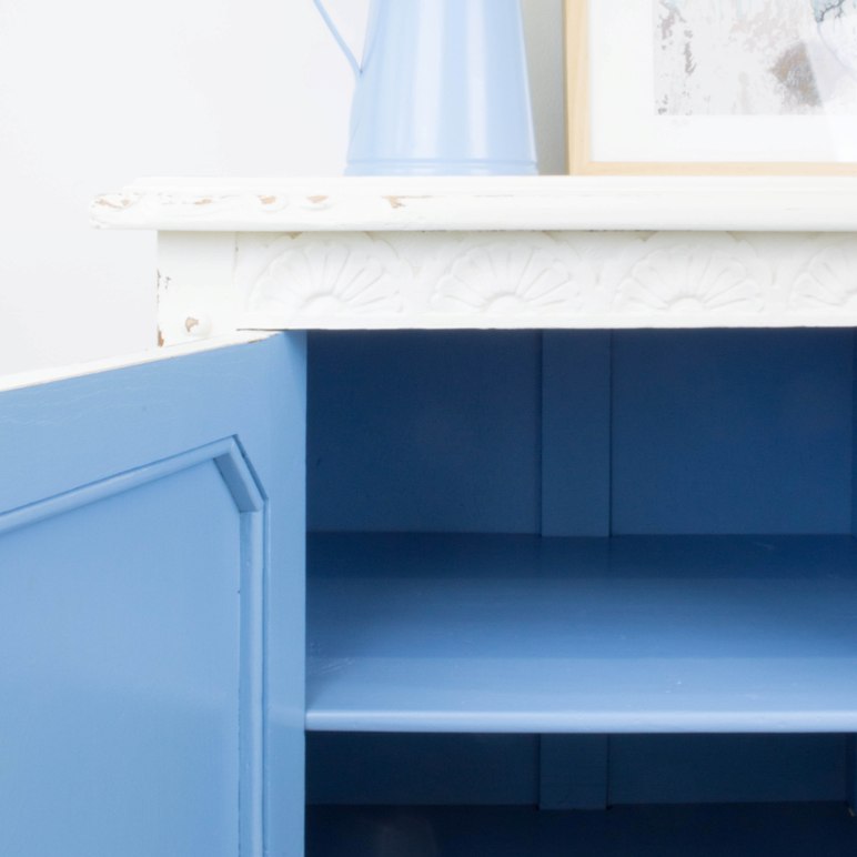 Cómo transformar un oscuro aparador en un mueble lleno de luz