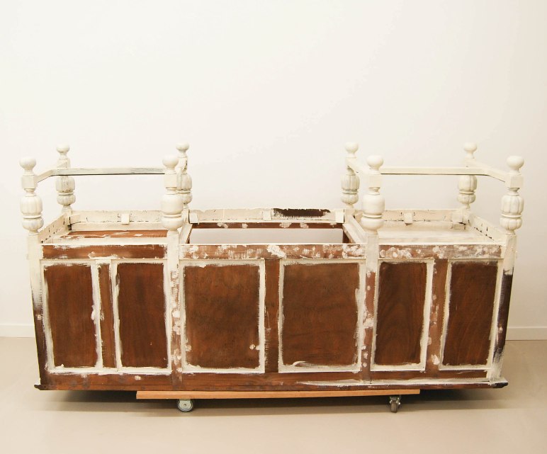 Cómo transformar un oscuro aparador en un mueble lleno de luz