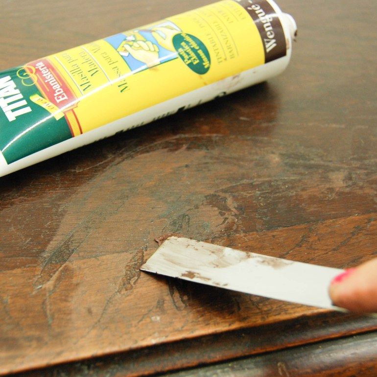 Cómo transformar un oscuro aparador en un mueble lleno de luz