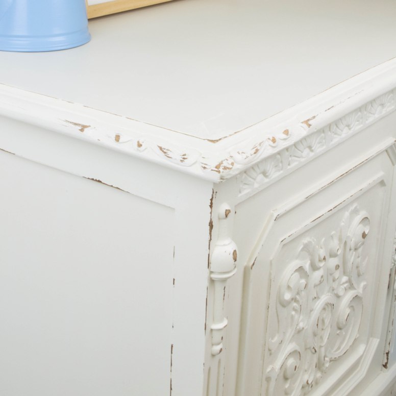 Cómo transformar un oscuro aparador en un mueble lleno de luz