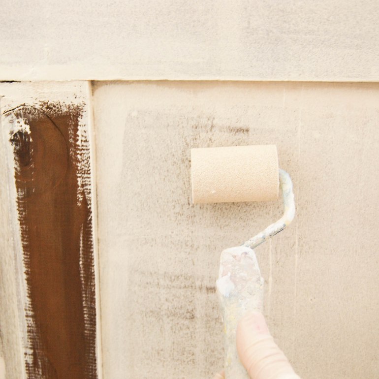 Cómo transformar un oscuro aparador en un mueble lleno de luz
