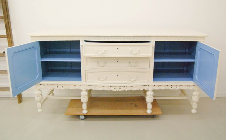 Cómo transformar un oscuro aparador en un mueble lleno de luz