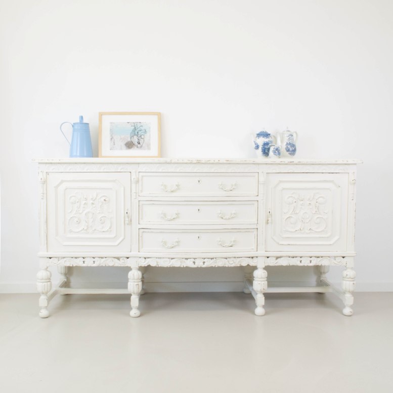 Cómo transformar un oscuro aparador en un mueble lleno de luz