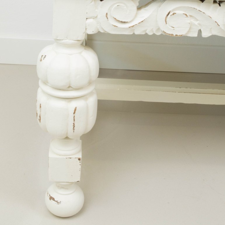 Cómo transformar un oscuro aparador en un mueble lleno de luz