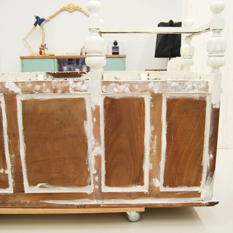 Cómo transformar un oscuro aparador en un mueble lleno de luz