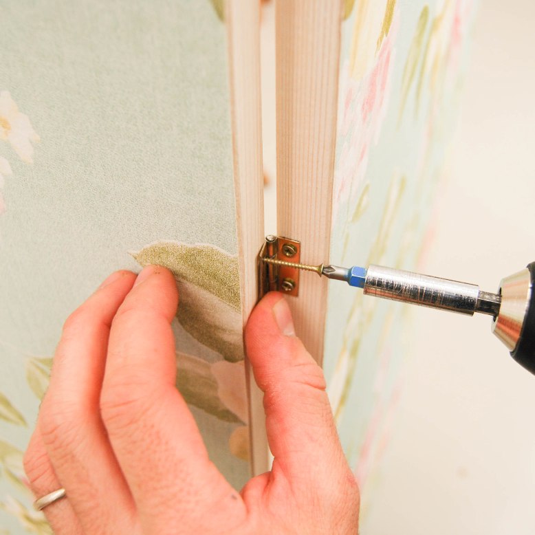 Cómo hacer un biombo sencillo con papel pintado