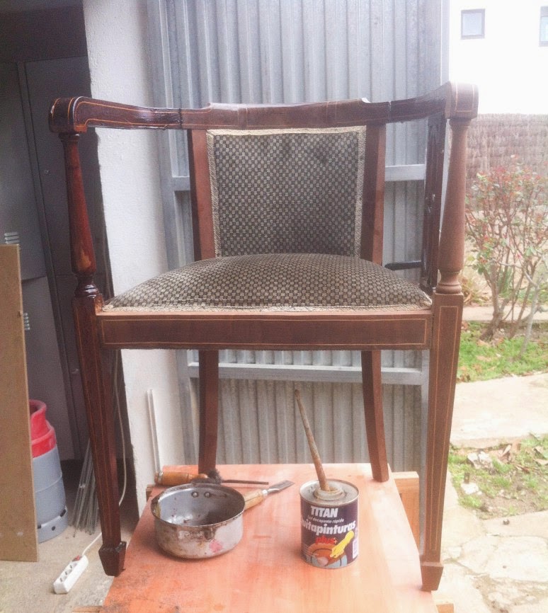 Cómo restaurar una butaca estilo Imperio de caoba