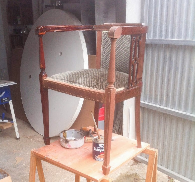 Cómo restaurar una butaca estilo Imperio de caoba