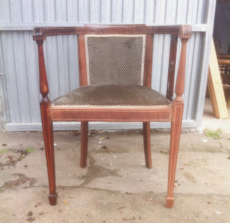 Cómo restaurar una butaca estilo Imperio de caoba