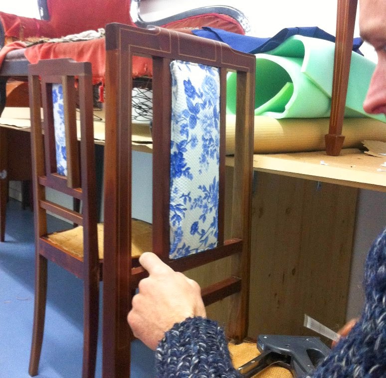 Cómo actualizar una pareja de sillas inglesas de caoba