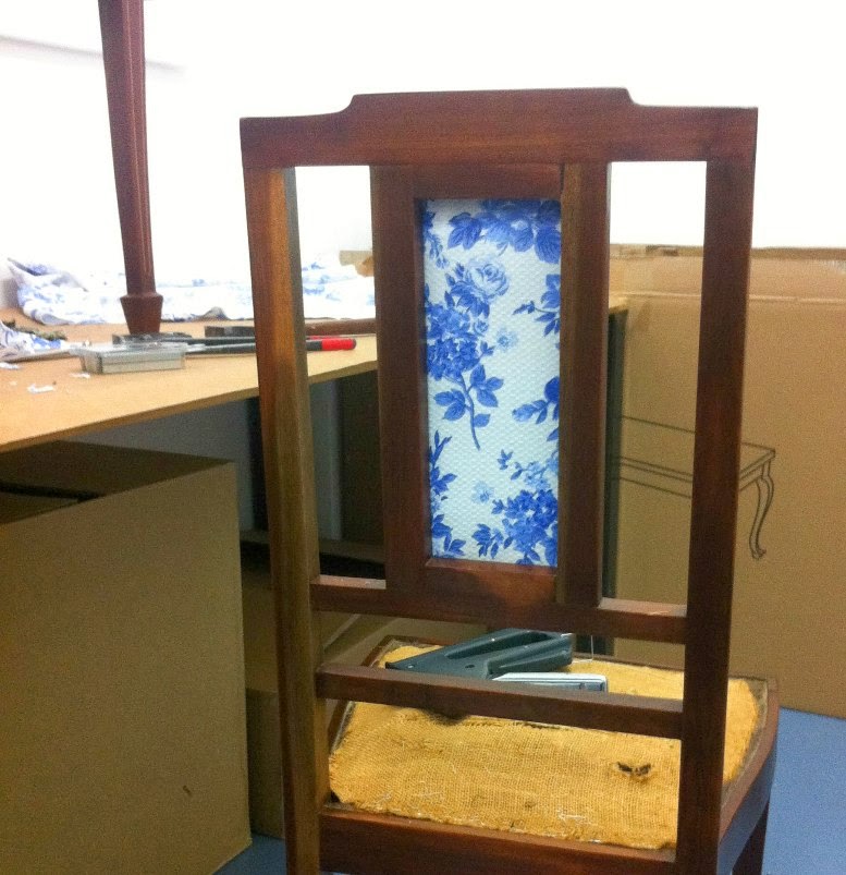 Cómo actualizar una pareja de sillas inglesas de caoba