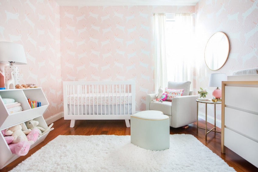 Cómo decorar la habitación del bebé en rosa y blanco