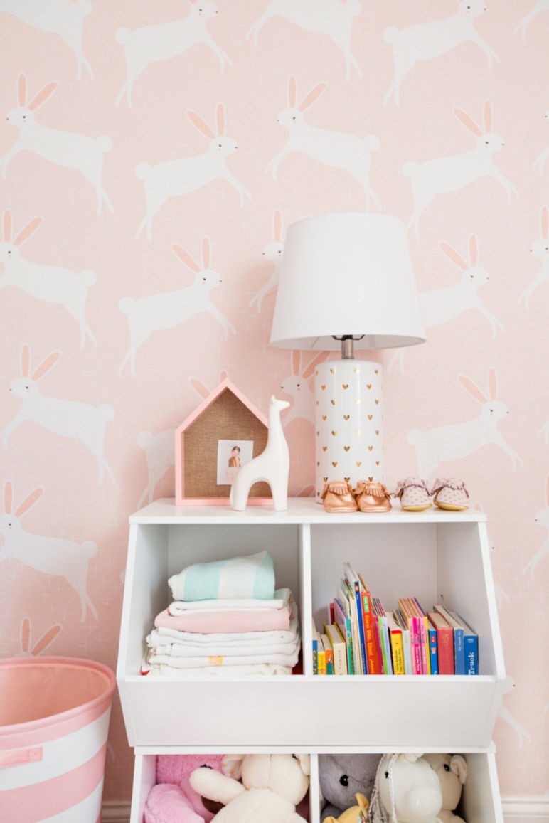 Cómo decorar la habitación del bebé en rosa y blanco