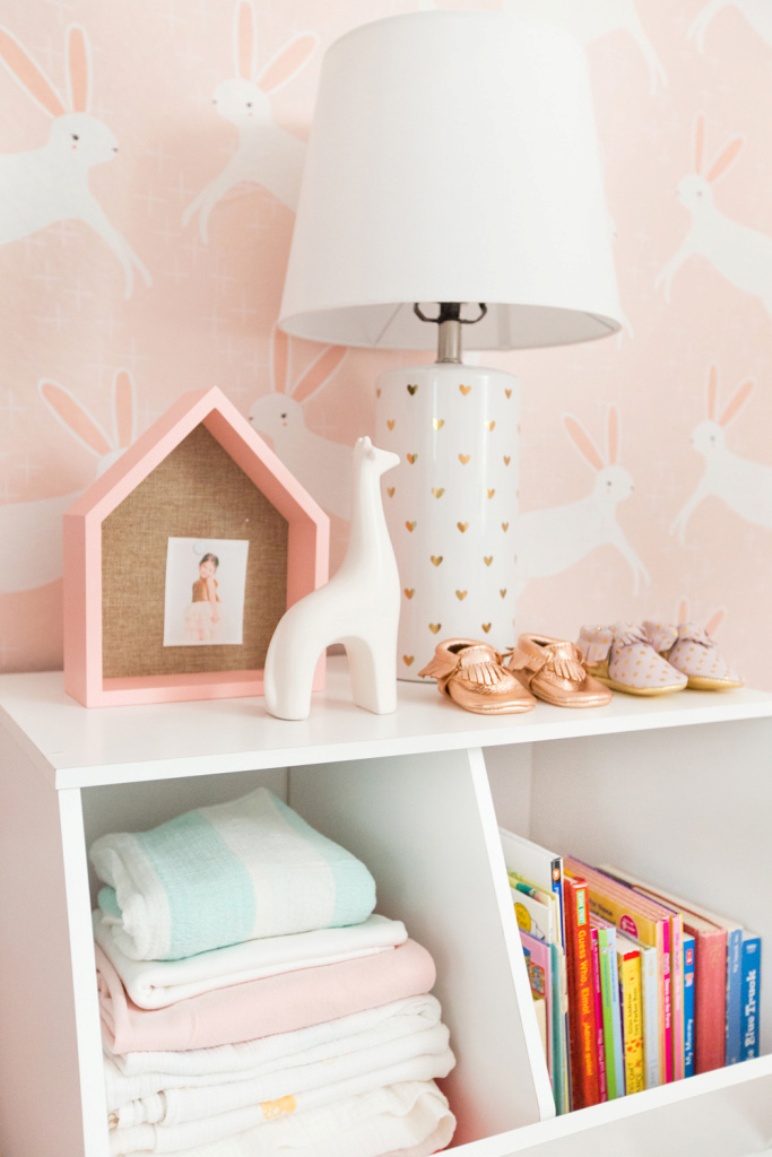 Cómo decorar la habitación del bebé en rosa y blanco