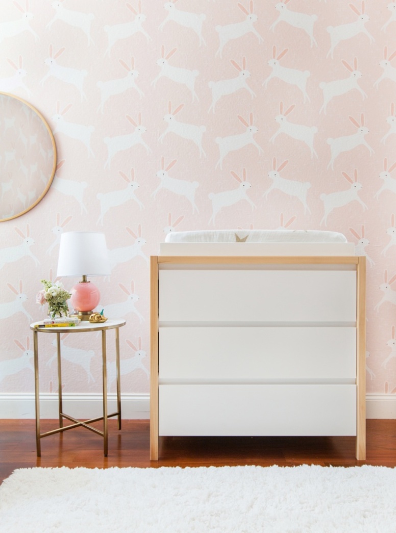 Cómo decorar la habitación del bebé en rosa y blanco