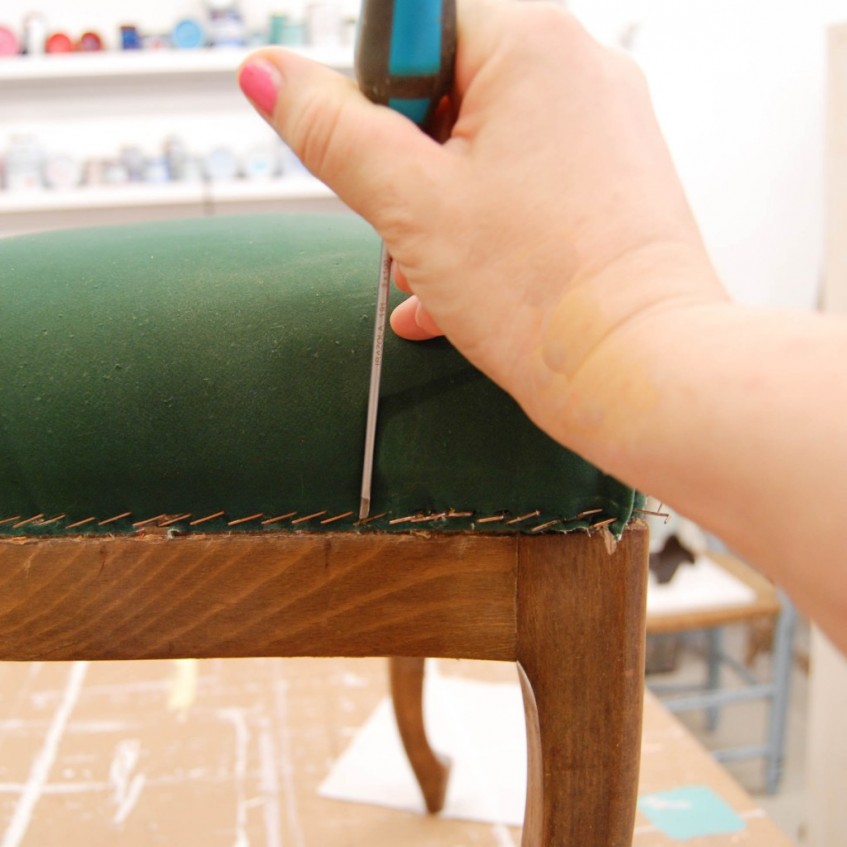 Sillas clásicas y aburridas transformadas en sillas actuales y llenas de color