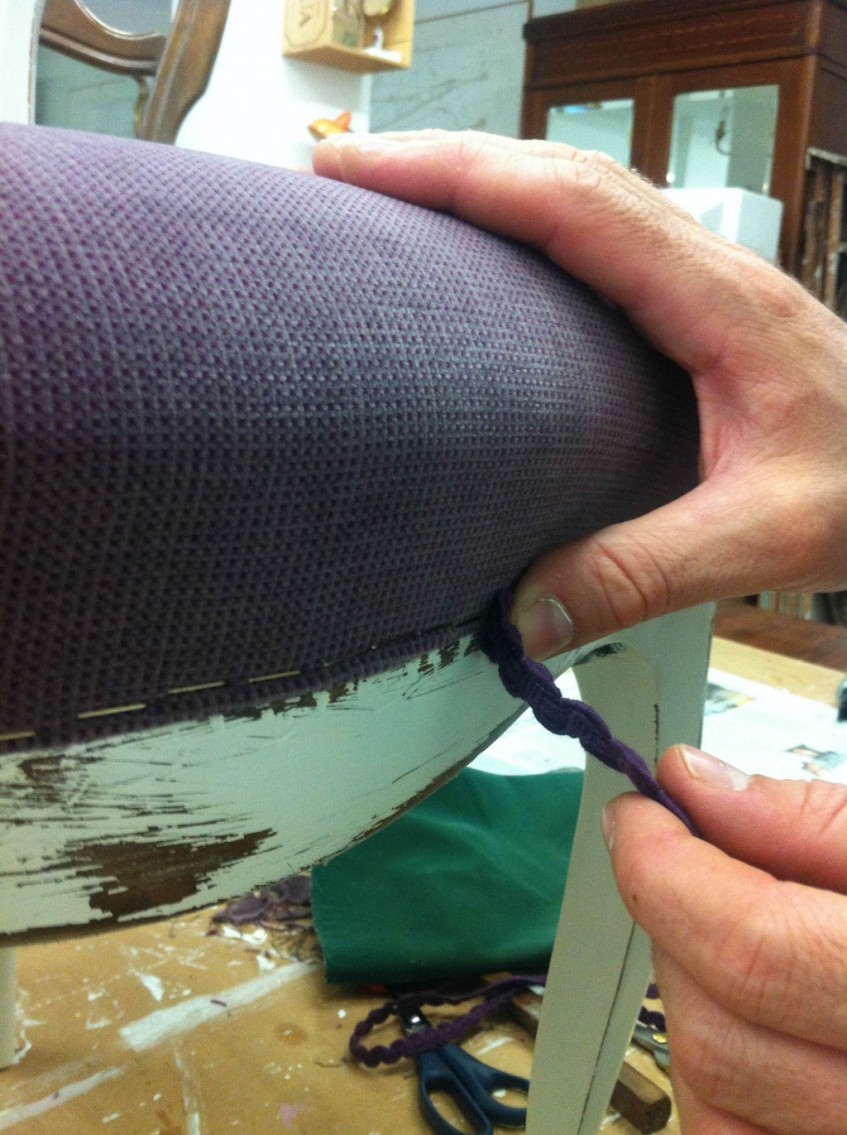 Sillas clásicas y aburridas transformadas en sillas actuales y llenas de color