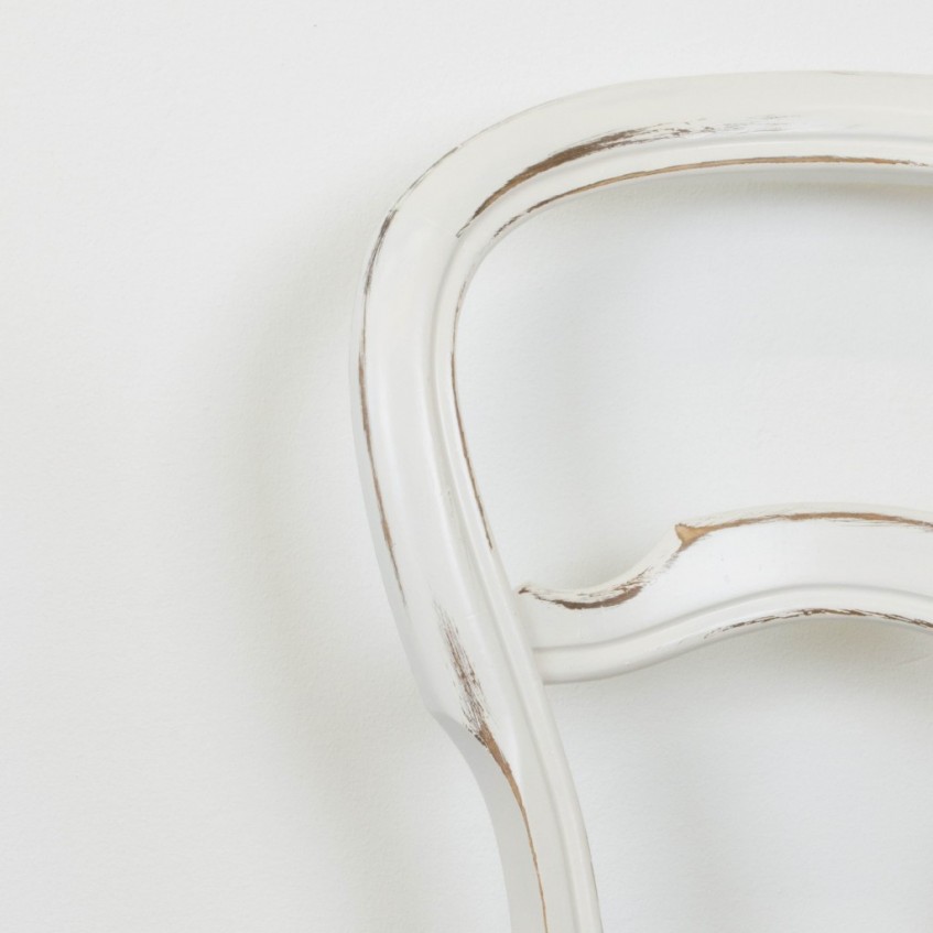 Sillas clásicas y aburridas transformadas en sillas actuales y llenas de color