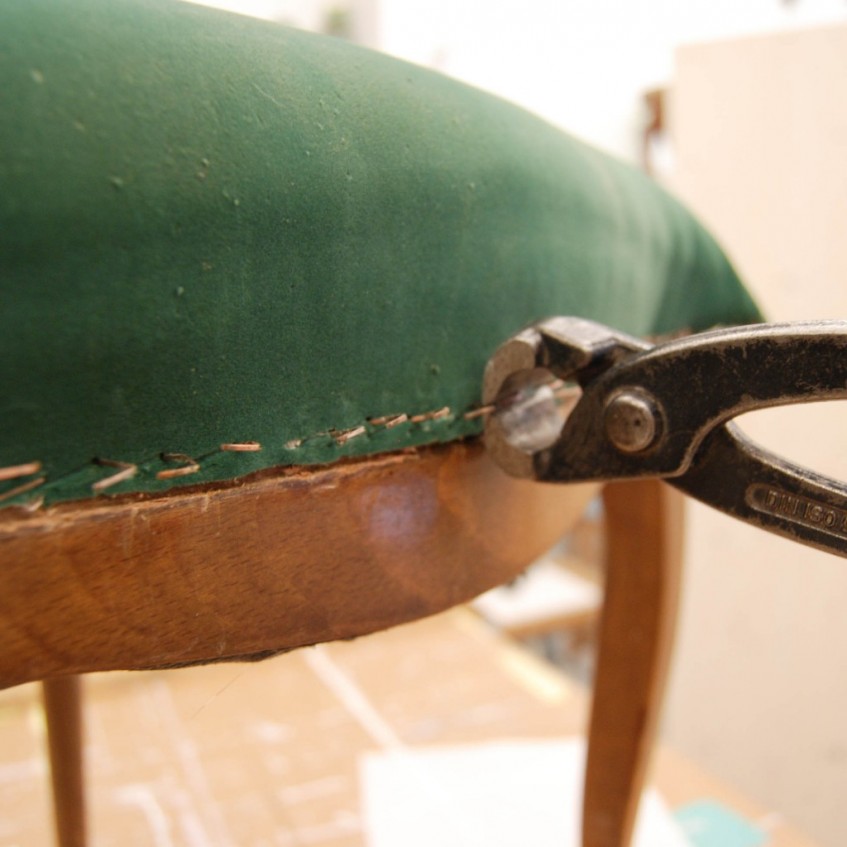 Sillas clásicas y aburridas transformadas en sillas actuales y llenas de color