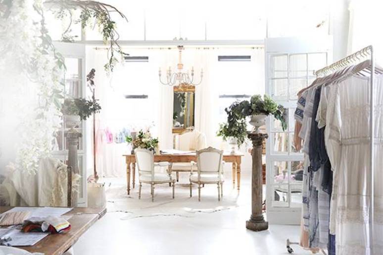 Las oficinas de LoveShackFancy son un sueño hecho de encajes