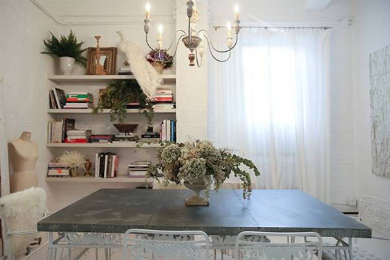 Las oficinas de LoveShackFancy son un sueño hecho de encajes