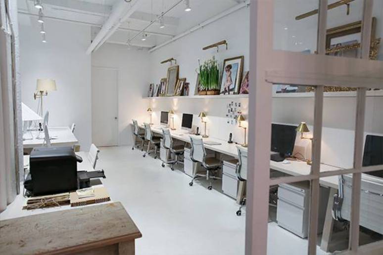 Las oficinas de LoveShackFancy son un sueño hecho de encajes