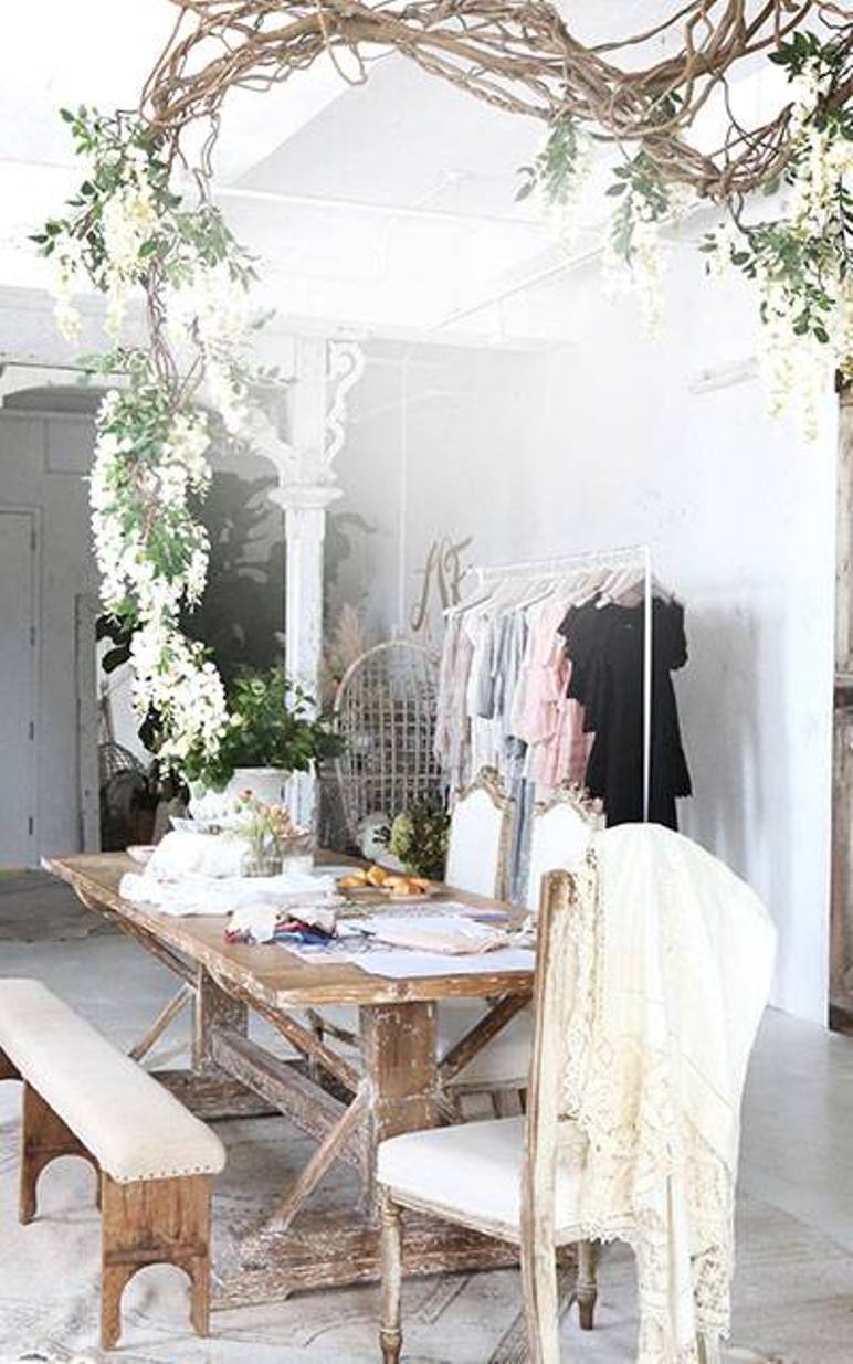 Las oficinas de LoveShackFancy son un sueño hecho de encajes