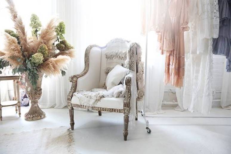 Las oficinas de LoveShackFancy son un sueño hecho de encajes