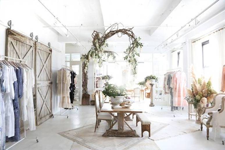 Las oficinas de LoveShackFancy son un sueño hecho de encajes