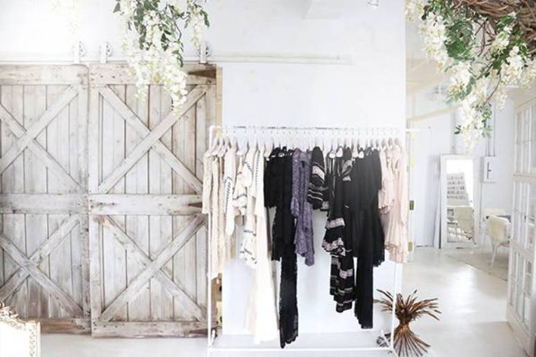 Las oficinas de LoveShackFancy son un sueño hecho de encajes